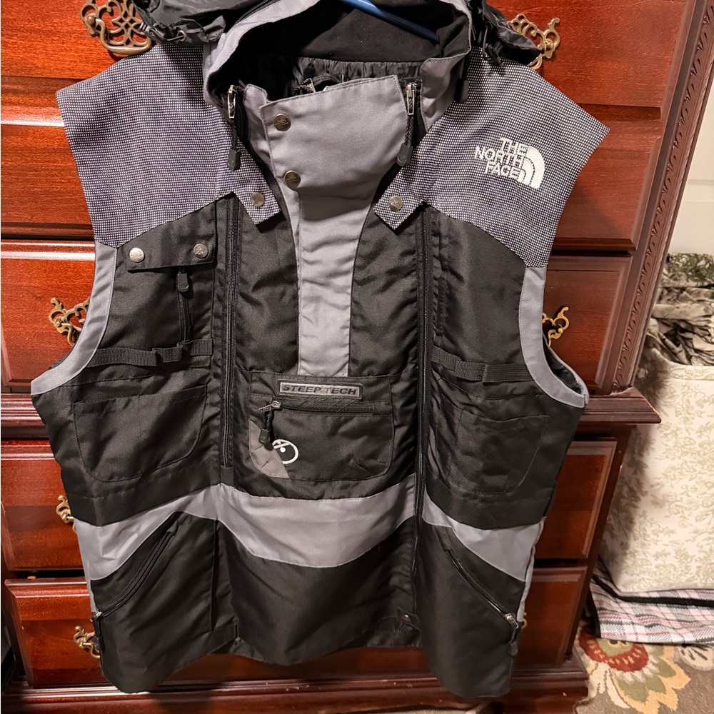 The North Face mens STEEP TECH Black and Gray Outdoor Vest